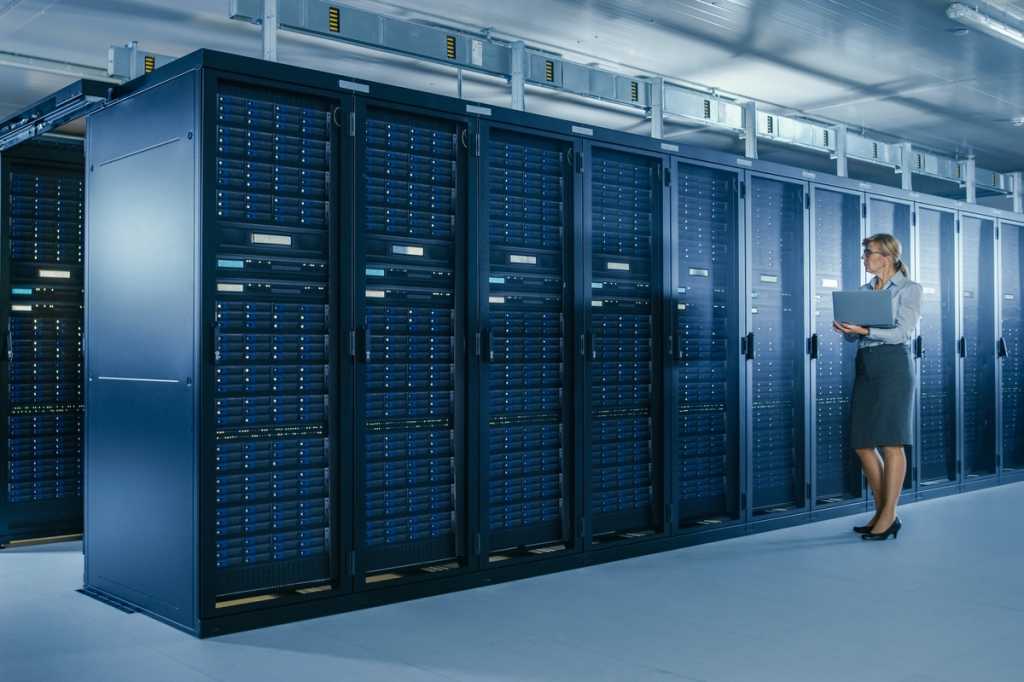 data-center-mainframe-woman-it-specialist